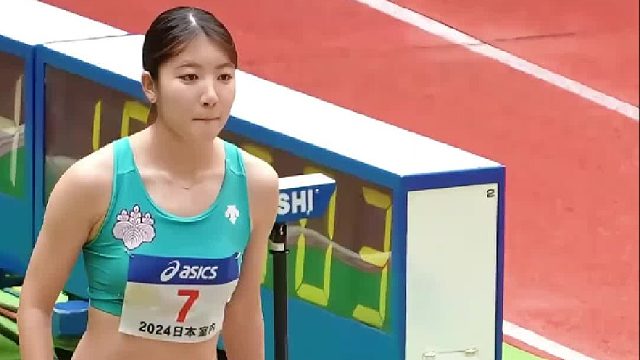 优美而舒展的跳远姿态