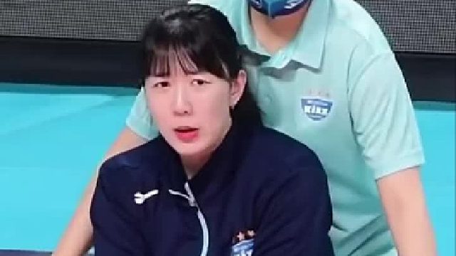 女排姑娘小薇赛前热身好调皮可爱