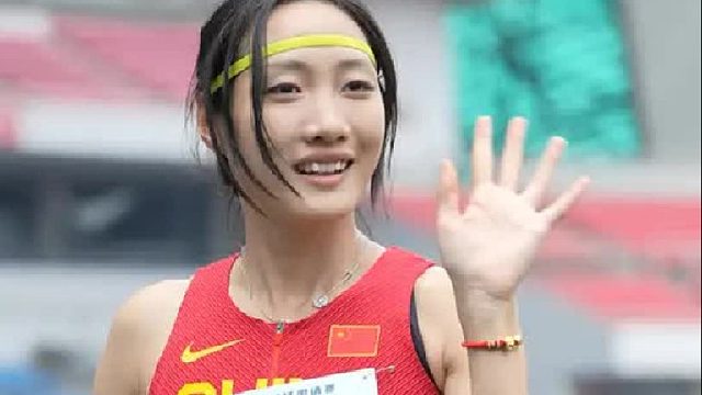 红色的衣服格外好看！