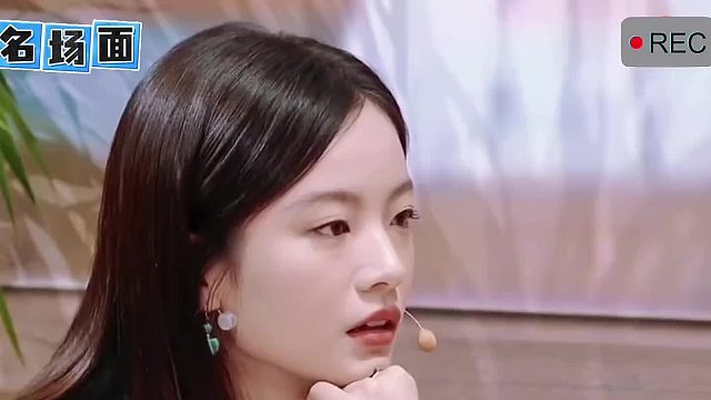 李庚希问彭昱畅情史几许，彭昱畅笑答：“过往皆序章，唯你才是心之所向的初遇。”