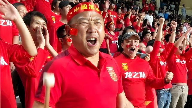 美女欢呼！国足逆转乌兹名场面：中国球迷激动接受采访