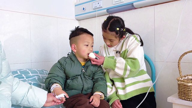 姐姐去医院看望弟弟，乖巧懂事安慰弟弟的样子，父母感到无比欣慰