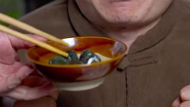 蒙眼挑战各种奇葩美食