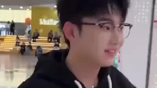 和弟弟逛次商场，姐姐知道为啥弟弟单身，理由实在太充足了！