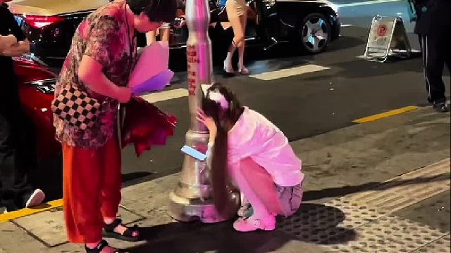 酒吧门口，从迈巴赫亲自下车的18岁顶级名媛们身材太好了吧，年纪轻轻都这么有实力吗？真的羡慕她们这生活了