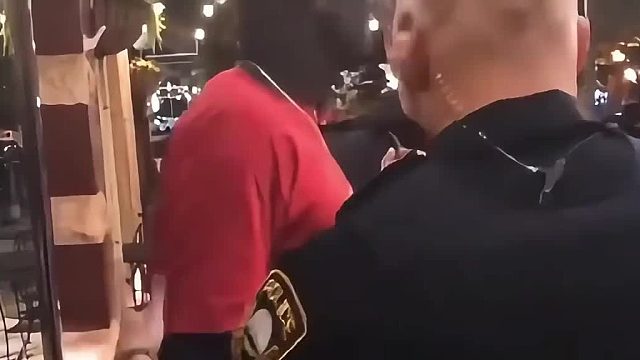 美国警员把FBI黑人长官当作嫌犯强行逮捕，结局反转再反转