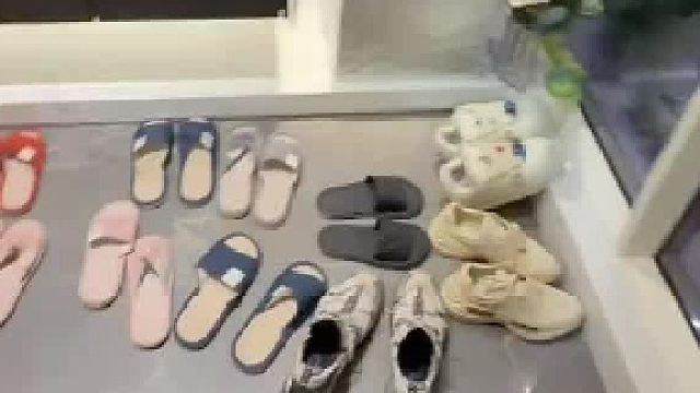 男子到朋友家，发现他家只有一个卧室，颠覆了主卧要特别豪华的认知，睡觉的地方好简单只有一张床