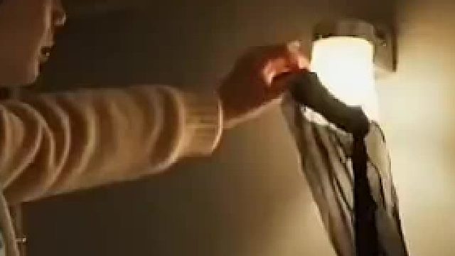 女子把丝袜挂阅读灯，大爷看书被挡光