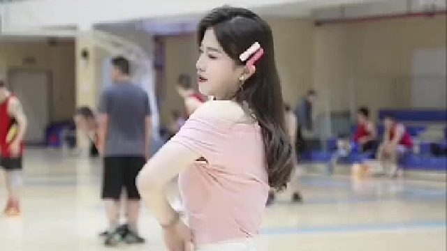 舔了一口自己的嘴巴，哇，真甜