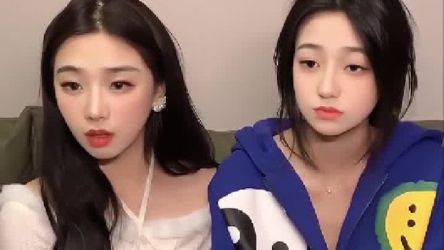 为啥白衣服一直在抿嘴巴？