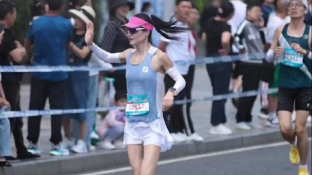 小姐姐跑步和跟观众互动两不误！