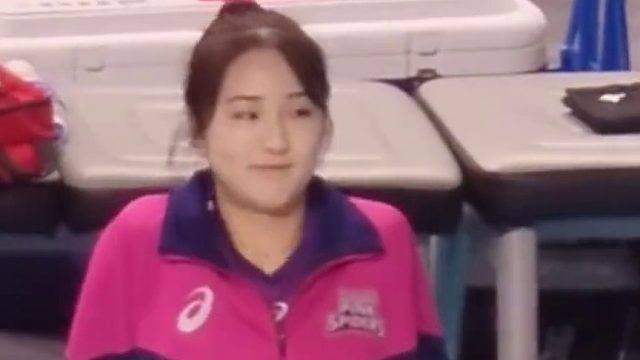女排姑娘赛前没有按照男教练的指示去热身