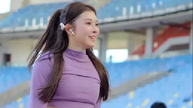 恭喜吴艳妮拿下100米栏冠军