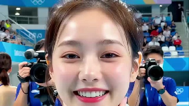 美丽的游泳运动员热身