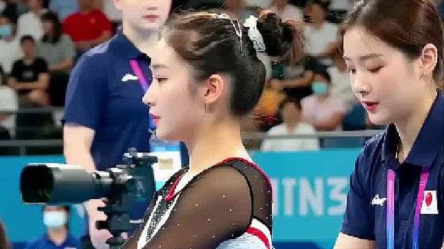 美丽的体操运动员在比赛前做伸展运动