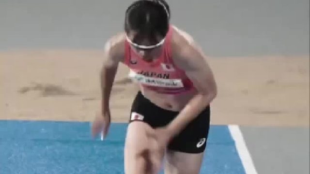 女子跳远运动员