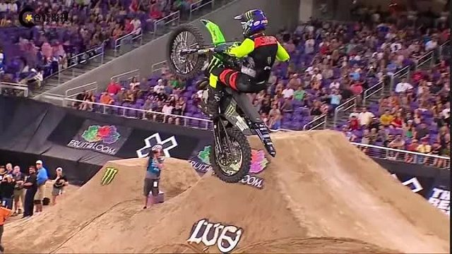 超硬核的摩托车特技挑战，起飞后，做出的动作最哇塞的得分最高