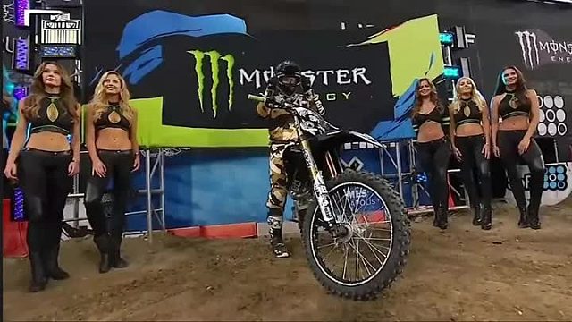 超硬核的摩托车跳高比赛，谁飞起的距离最高，获胜奖励十万美刀