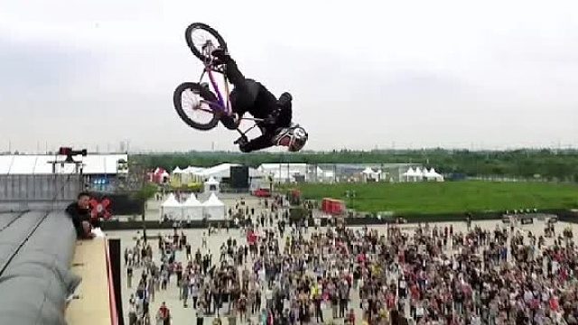 小轮车特技挑战，动作最哇塞的得分最高，获胜奖金十万美刀《二》