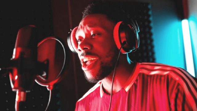 接班穆勒？拜仁“阿芳”搞笑有一手，回眸“唱歌”百媚生！