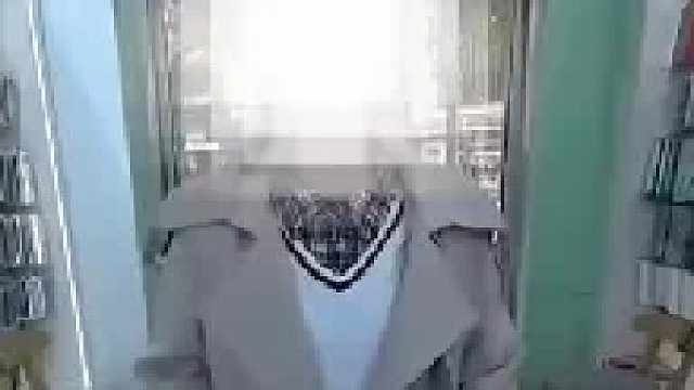 女子去手机店给手机贴膜，店主看了一眼说贴不了，惹不起躲得起