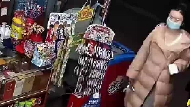 首先看的出来家教不好，其次情商不高。