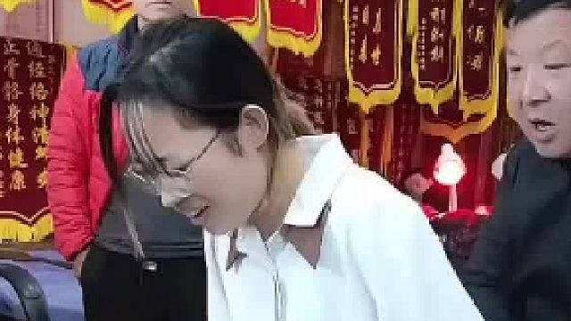 正骨大师给女子治疗，身后老公大气不敢出，满墙的锦旗不是吹的