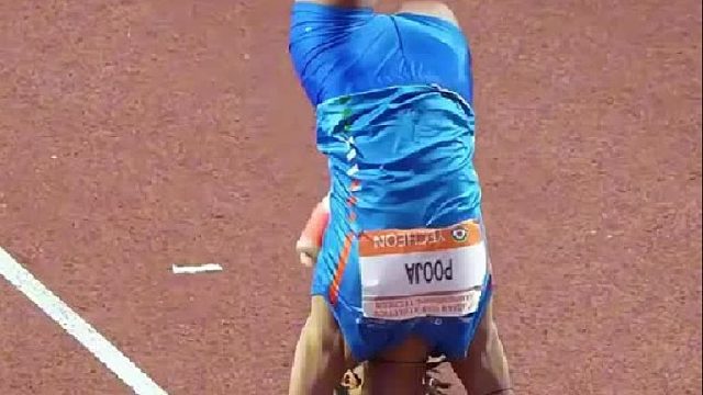 这位田径选手的身体柔韧性简直逆天了！