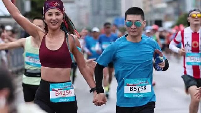 十指相扣，羡慕了！