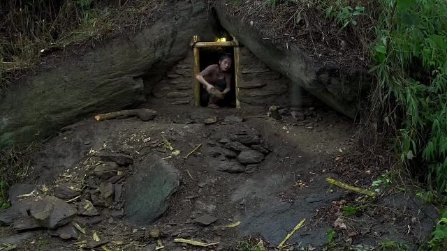 20260127 女孩冒着大雨，在大石头下搭建避难所 - MsYang Survival