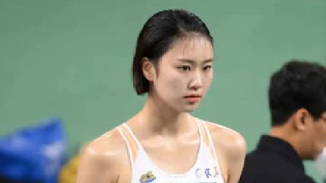 美丽的跑步者为比赛做准备