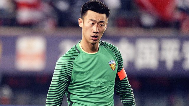 戏精附体！中超后卫假装抽筋，被强行拖出底线起身怒喷