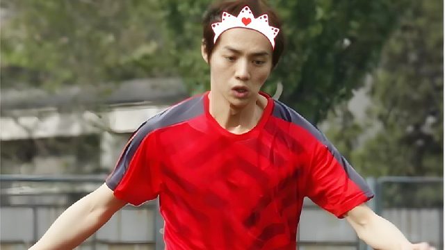 梅西附体！鹿晗自信控球：球就在我脚下，抢到球算我输