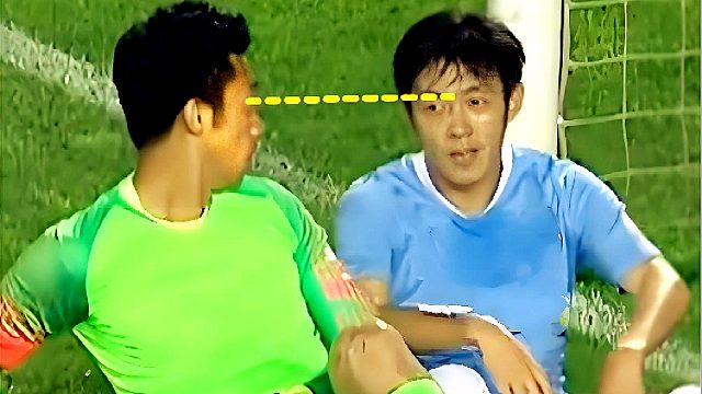 搞笑乌龙！中超门将和门框竭尽全力，却被卧底后卫捅进