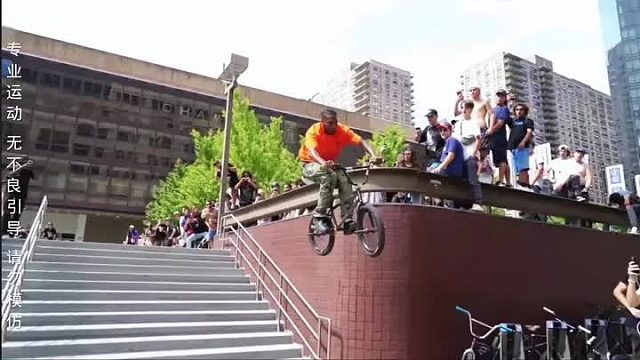 不可思议的小轮车挑战，国外没班上的精神小伙，挑战不走寻常路