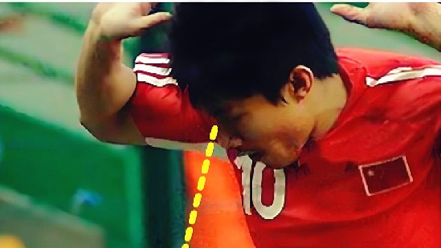 真狠！郑智名场面：两次断腿式踢人，西塞重伤休赛半年