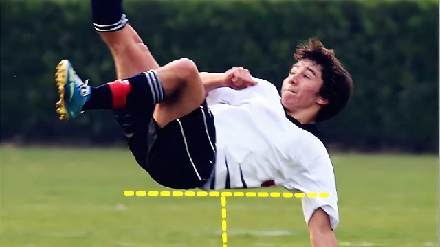 高手在民间！小伙杂耍倒钩加鱼跃冲顶，保安大叔两连踢