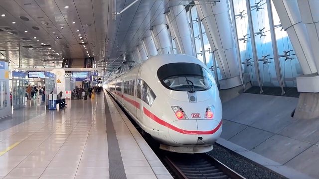 德国美因河畔法兰克福机场的德铁高速列车