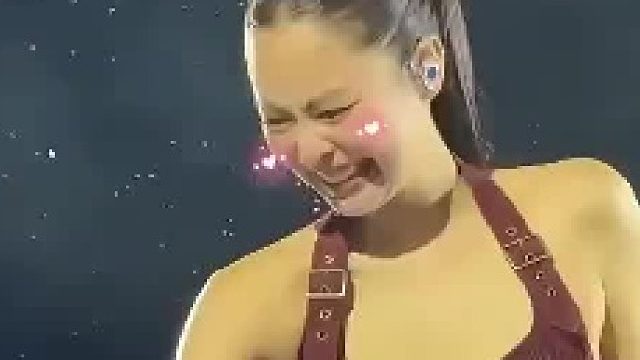 妮妮的水有点冰。她在想为什么我的没有吸管？