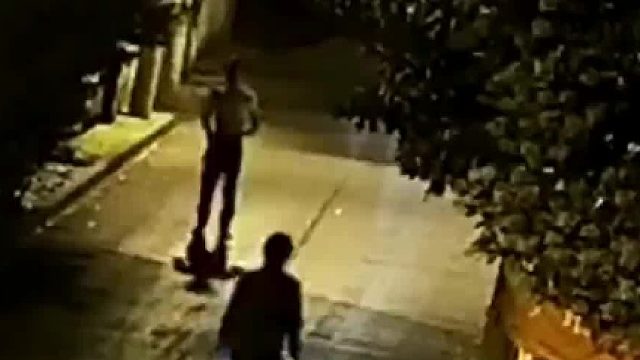 她一开始是怕的，见他怕了，她就不怕了