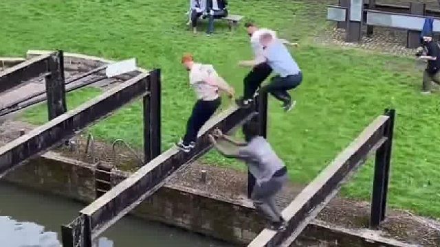 我不怕他掉下去，我怕他骑上