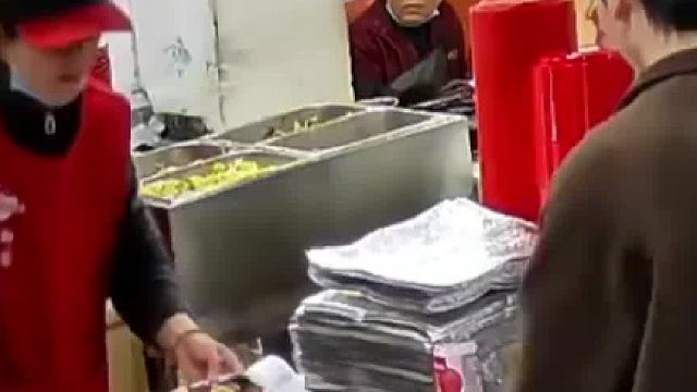 小伙失恋魂丢了，直接给客人上空盘。