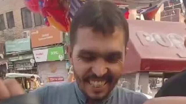 印度街头欢乐对决，笑声不断！