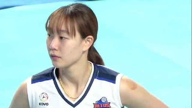 女排小姐姐们赛后不回休息室就在地板上休息了