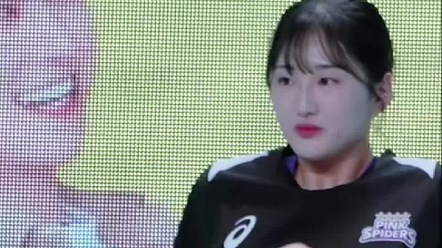 女排姑娘在广告牌前面热身