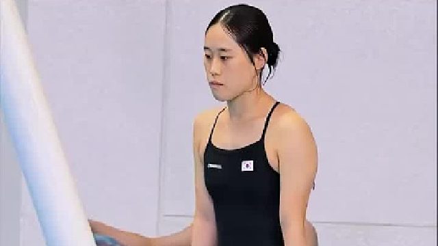 认真对待跳水的吴秀妍