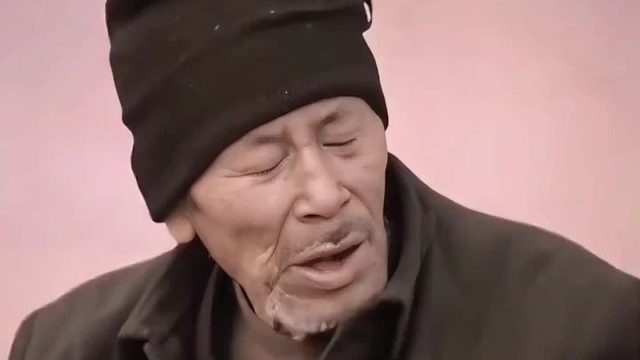 王虎：哎，我点的三杯鸡咋不见了？大爷：想吃啊？早说呀，我还以为你不要了呢。