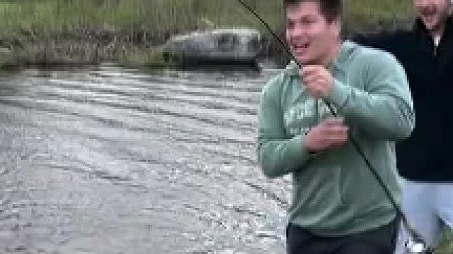 就像我一样，钓友钓到鱼，我都会劝他放生。我钓到的，我就放生……抽，再放葱。