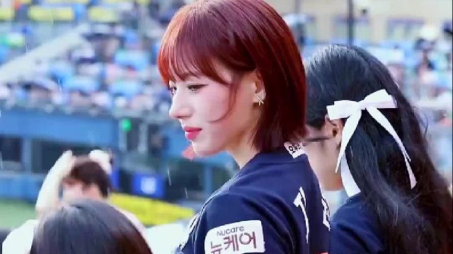 雨中助威的啦啦队员