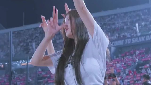 后排球迷们跳的也很好